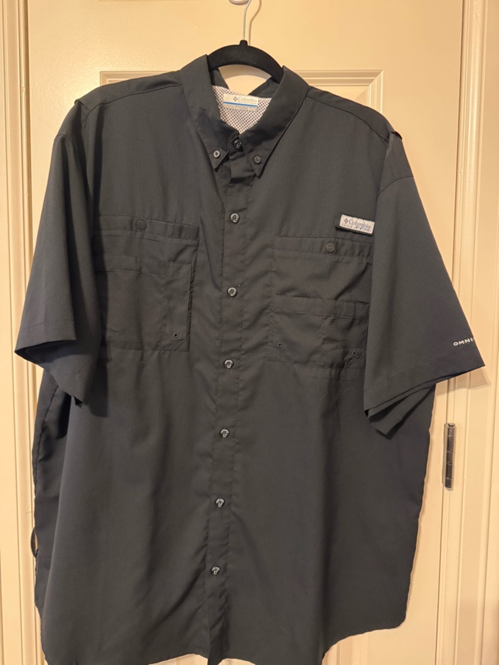 Columbia Black Short Sleeve Button-Up Shirt with Mesh Lining
